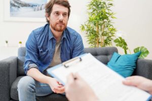 a man asks a therapist about what to expect in individual therapy for addiction recovery