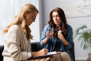 Woman discusses her binge drinking disorder with a therapist